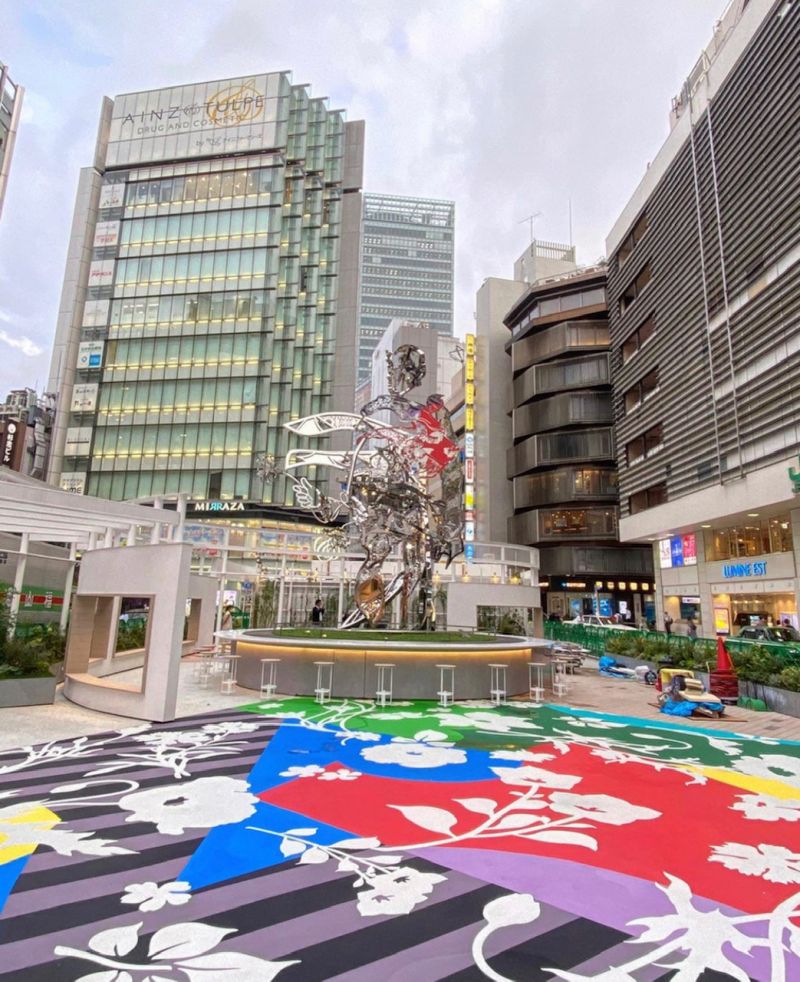 quảng trường nghệ thuật mới được xây dựng bên ngoài ga Shinjuku quảng trường nghệ thuật mới được xây dựng bên ngoài ga Shinjuku